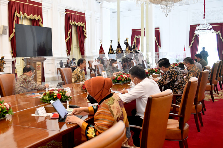 Kebijakan ini diambil di tengah kabar kenaikan harga BBM bersubsidi jenis Pertalite dan Solar yang akan segera diumumkan Jokowi. 