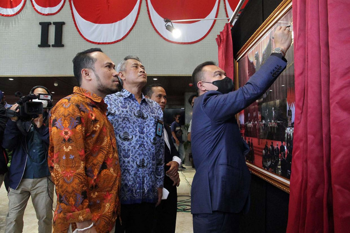 Wakil Ketua DPR Sufmi Dasco Ahmad (kanan) didampingi Kabiro Pemberitaan DPR Indra Pahlevi (tengah) membubuhkan tanda tangan saat membuka Pameran Foto Jurnalistik Warna-warni Parlemen XII 2022 di Kompleks Parlemen Senayan, Jakarta, Senin, 29 Agustus 2022.