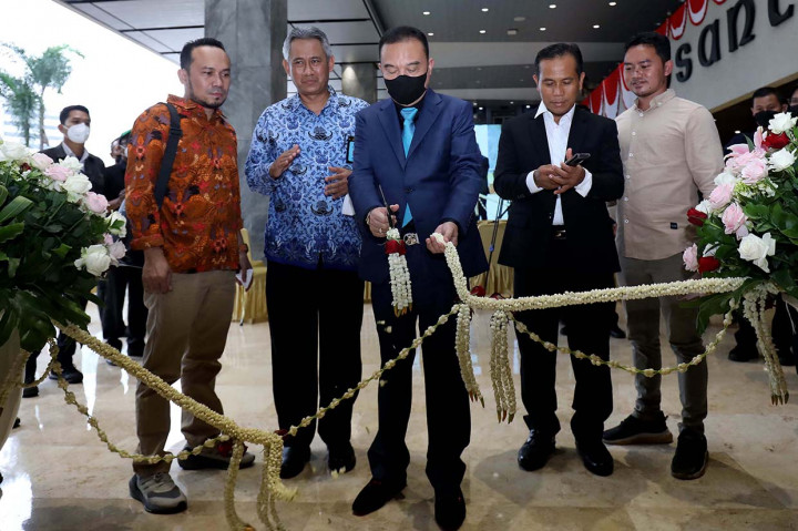 Wakil Ketua DPR Sufmi Dasco Ahmad (tengah) didampingi Kabiro Pemberitaan DPR Indra Pahlevi (kedua kiri), Kabag Pemberitaan Irfan Saragih (kedua kanan), dan Ketua Koordinatoriat Wartawan Parlemen membuka Pameran Foto Jurnalistik Warna-warni Parlemen XII 2022 di Kompleks Parlemen Senayan, Jakarta, Senin, 29 Agustus 2022.