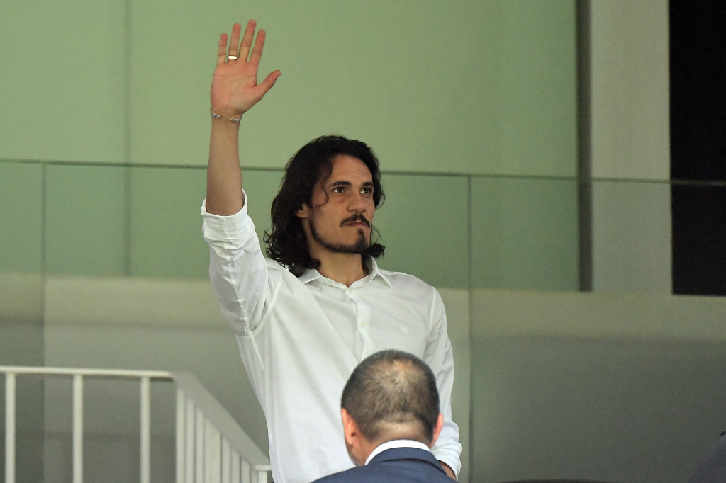 Mantan striker Manchester United Edinson Cavani melambai saat ia menghadiri pertandingan sepak bola Liga Spanyol antara Valencia CF dan Club Atletico de Madrid di stadion Mestalla di Valencia pada 29 Agustus 2022. 