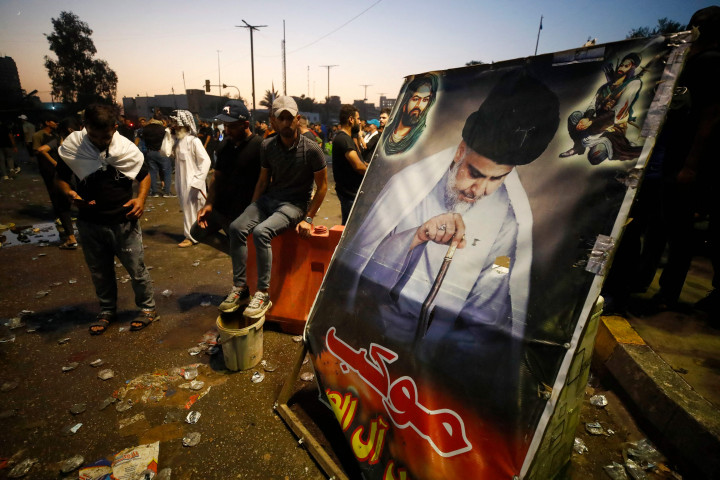 Sebanyak 12 pengunjuk rasa tewas pada Senin, 29 Agustus 2022, waktu setempat, setelah pendukung ulama Moqtada Sadr menyerbu istana pemerintah di Zona Hijau Baghdad, Irak. Penyerangan dilakukan setelah pemimpin Syiah yang kuat itu menyatakan berhenti dari politik di Irak.