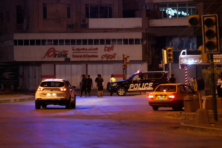 Tentara mengumumkan jam malam nasional mulai pukul 7:00 malam. (1600 GMT), dan pasukan keamanan kemudian berpatroli di ibu kota. 