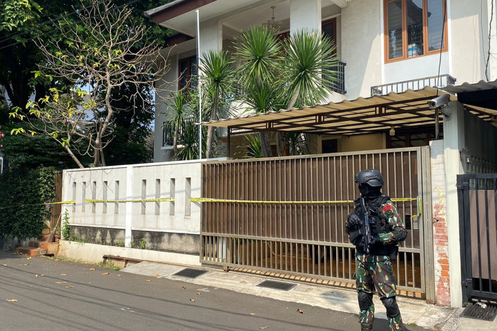 Rekonstruksi ulang pertama kali dilakukan di rumah pribadi Ferdy Sambo, Jalan Saguling tiga. Setelah itu, rekonstruksi akan berlanjut ke rumah dinas Ferdy Sambo di jalan Duren Tiga yang berjarak kurang lebih 300 meter dari TKP awal.