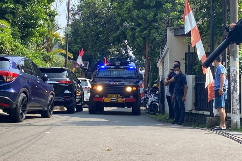 Berdasarkan pantauan, anggota Brimob pun menjaga ketat kediaman pribadi Irjen Ferdy Sambo di Jalan Saguling III, Duren Tiga Barat, Pancoran, Jakarta Selatan. 