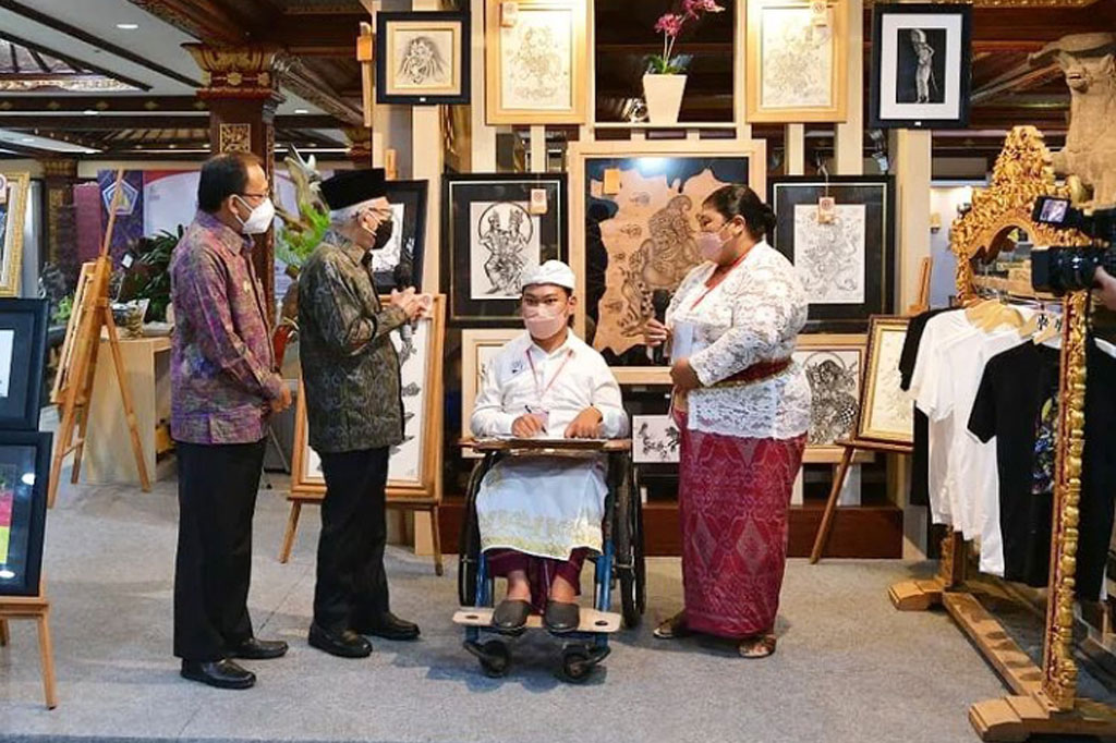 Saat meninjau Pameran Industri Kecil dan Menengah (IKM) Bali Bangkit, Wapres Ma'ruf Amin berdialog dengan seorang pelukis disabilitas I Gede Agus Mertayasa yang memamerkan langsung kebolehan melukisnya didampingi sang ibu, Ni Made Rosanti. 