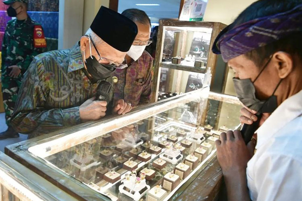 Wapres juga memuji hasil karya para pelaku IKM yang juga pelaku seni tersebut karena memiliki banyak produk unik. 