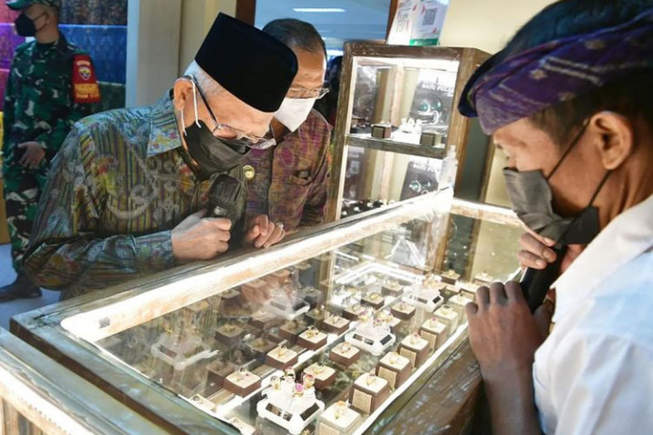 Wapres juga memuji hasil karya para pelaku IKM yang juga pelaku seni tersebut karena memiliki banyak produk unik. 