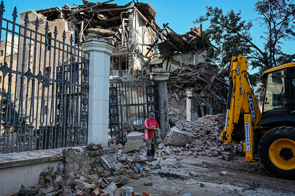 Sedikitnya lima orang tewas pada Selasa, 30 Agustus 2022, ketika serangan Rusia menghantam pusat kota kedua Ukraina, Kharkiv.