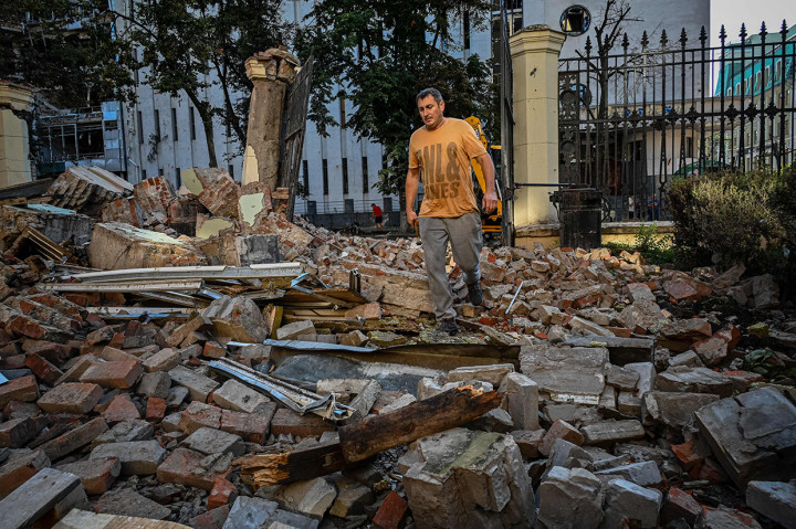 Seperti dilansir AFP, Selasa, 30 Agustus 2022, Wali Kota Kharkiv Igor Terekhov dalam pernyataan via Telegram melaporkan bahwa selain lima orang tewas, tujuh orang lainnya mengalami luka-luka dalam gempuran Rusia terhadap kota terbesar kedua di Ukraina tersebut.