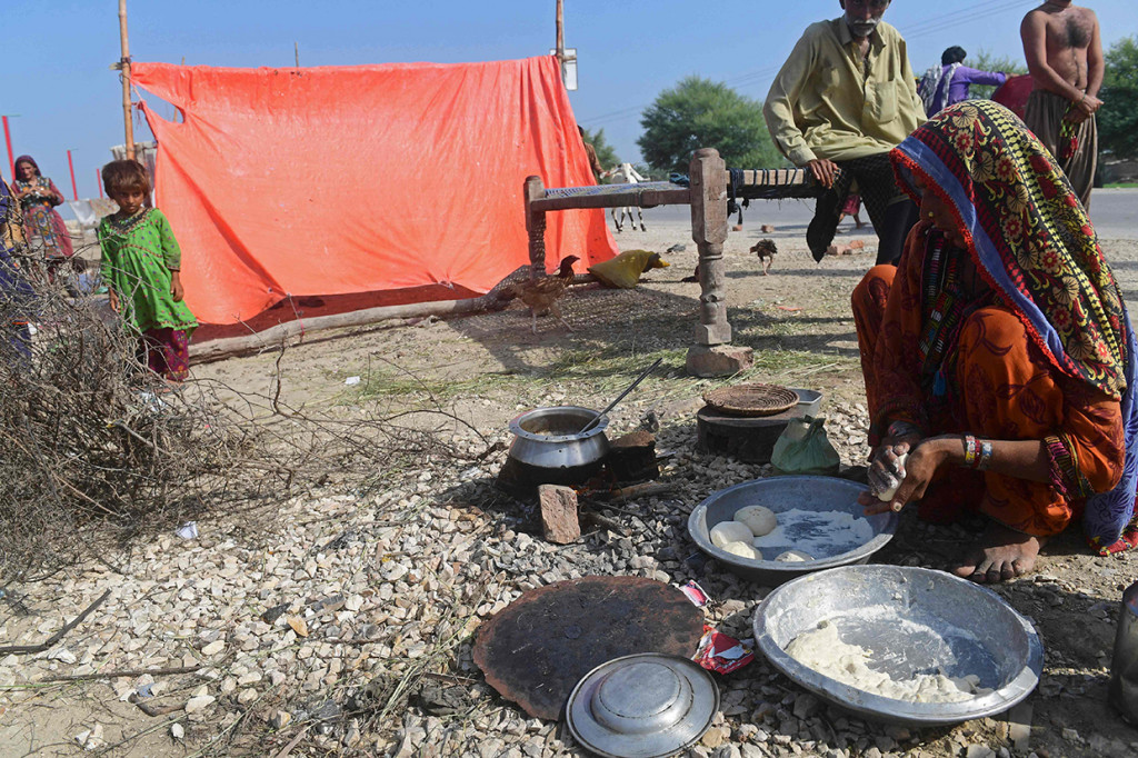 Kini, korban mengungsi di tempat yang aman dengan kondisi yang pas-pasan.