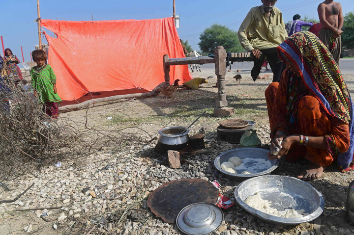 Kini, korban mengungsi di tempat yang aman dengan kondisi yang pas-pasan.