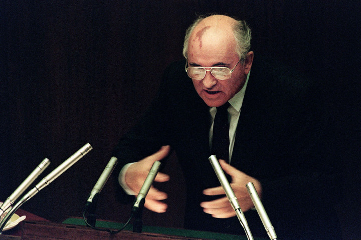 Gorbachev menghabiskan masa tuanya dengan keluar masuk rumah sakit karena kesehatannya yang semakin menurun dan menjalani karantina sendiri selama pandemi sebagai tindakan pencegahan terhadap virus corona.