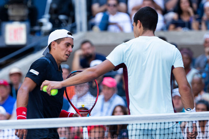 Petenis remaja asal Spanyol Carlos Alcaraz (kanan) melaju ke babak kedua US Open 2022, setelah lawannya dari Argentina Sebastian Baez mundur karena cedera.