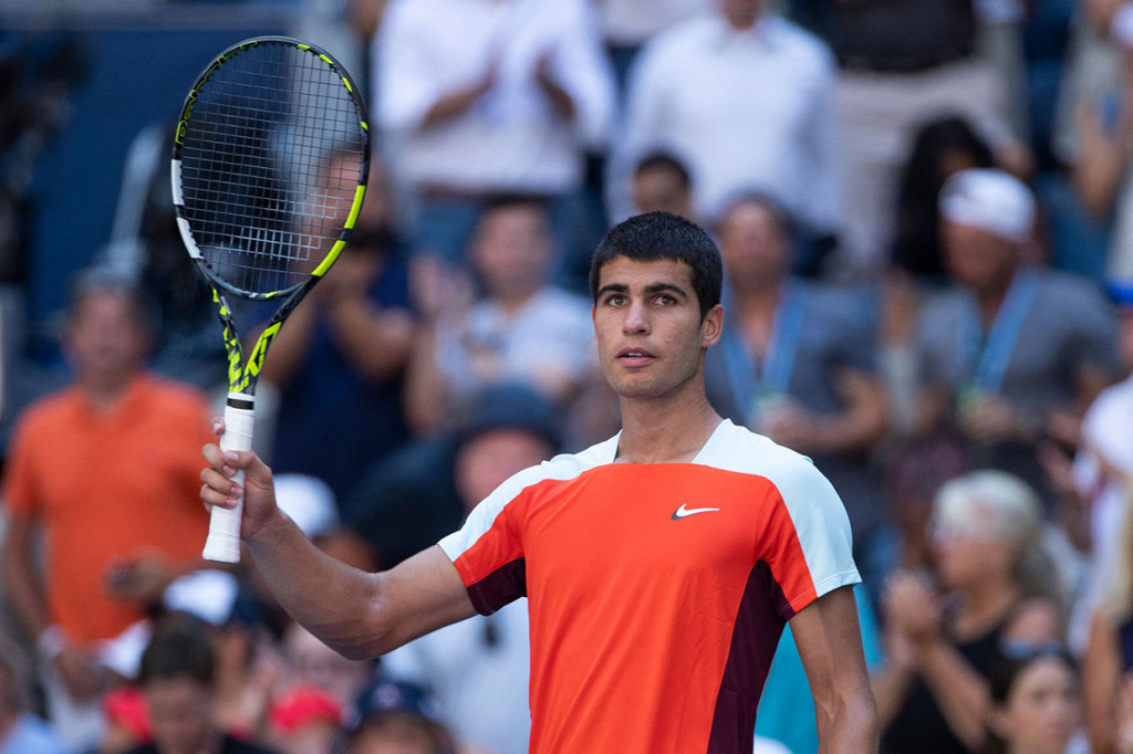 Alcaraz, perempat finalis di New York pada 2021, menang 7-5, 7-5, 2-0 dalam waktu dua jam 31 menit di Arthur Ashe Stadium.