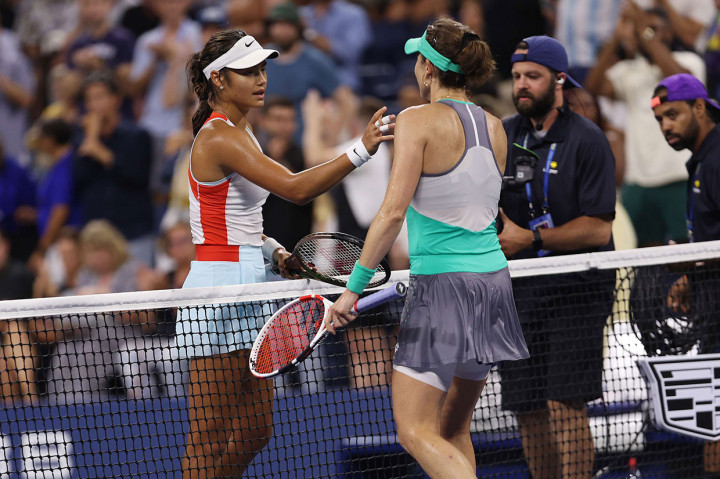 Juara bertahan Emma Raducanu harus tersingkir pada putaran pertama US Open, Selasa, 30 Agustus 2022 waktu setempat. Petenis asal Inggris tersebut kalah dua set langsung dari petenis Prancis Alize Cornet.