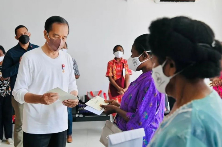 Presiden Joko Widodo resmi membagikan bantuan langsung tunai bahan bakar minyak (BLT BBM) kepada masyarakat Jayapura di Kantor Pos Cabang Sentani Kabupaten Jayapura.