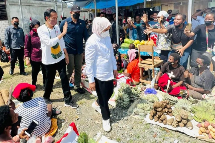 Presiden Joko Widodo dan Ibu Negara Iriana Joko Widodo mengunjungi Pasar Kampung Doyo Baru, Kabupaten Jayapura pada Rabu, 31 Agustus 2022 untuk menyerahkan bantuan sosial kepada para pedagang pasar dan masyarakat penerima manfaat.