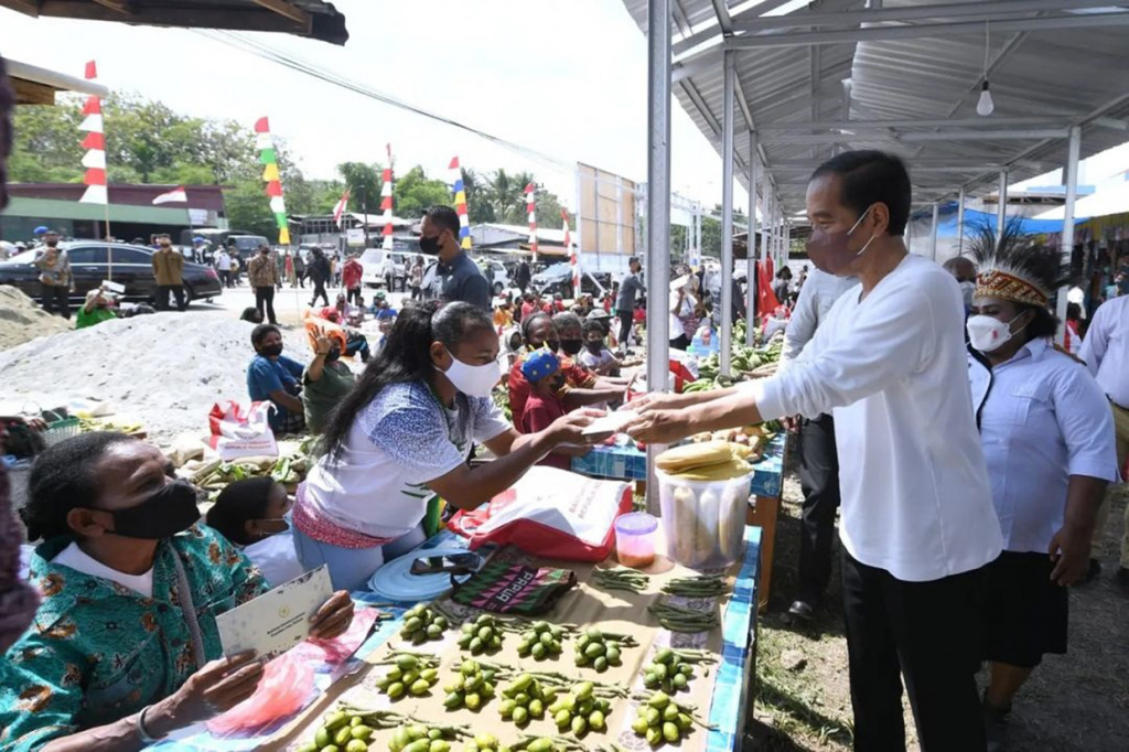 Sejumlah pedagang berharap dapat dibangun oleh pemerintah sehingga dapat berjualan dengan layak. 