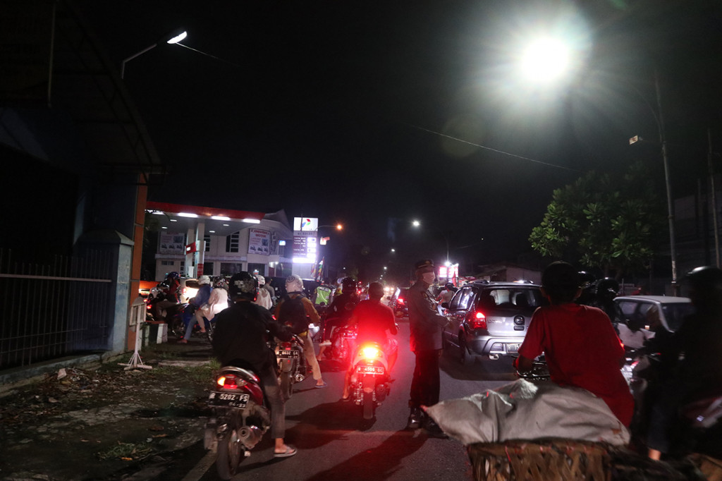 Dari pantauan pada Rabu Malam, antrean kendaraan roda dua dan roda empat mengular sepanjang sekitar 100 meter dari area SPBU ke arah Berkoh. Antrean tersebut terjadi mulai pukul 17.00 WIB. Diperkirakan antrian akan berakhir pada 00.00 WIB.