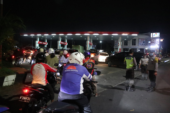 Sebanyak lima personel polisi dari Kepolisian Sektor (Polsek) Purwoerto Selatan membantu mengamankan antrian kendaraan yang akan membeli bahan bakar minyak (BBM) jenis pertalite di SPBU Berkoh, Purwokerto, Jawa Tengah, Rabu, 31 Agustus 2022, malam.