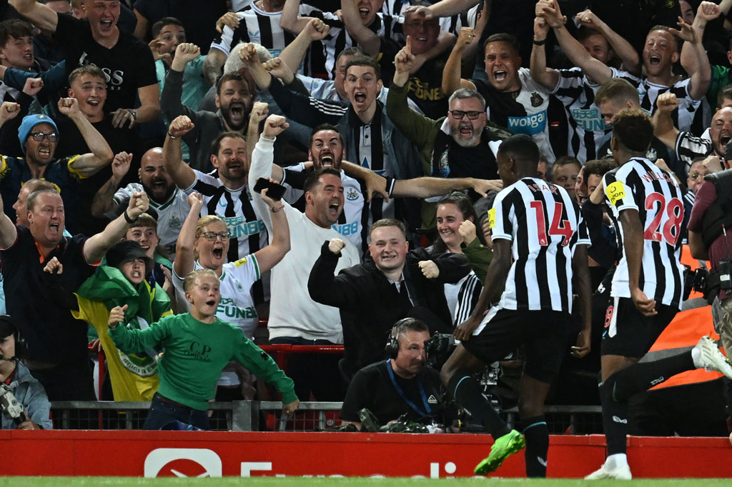 Tuan rumah tertinggal lebih dulu 0-1 pada babak pertama akibat gol pemain baru The Magpies, Alexander Isak, yang melepaskan tembakan jarak dekat yang menaklukkan Alisson sebelum jeda.