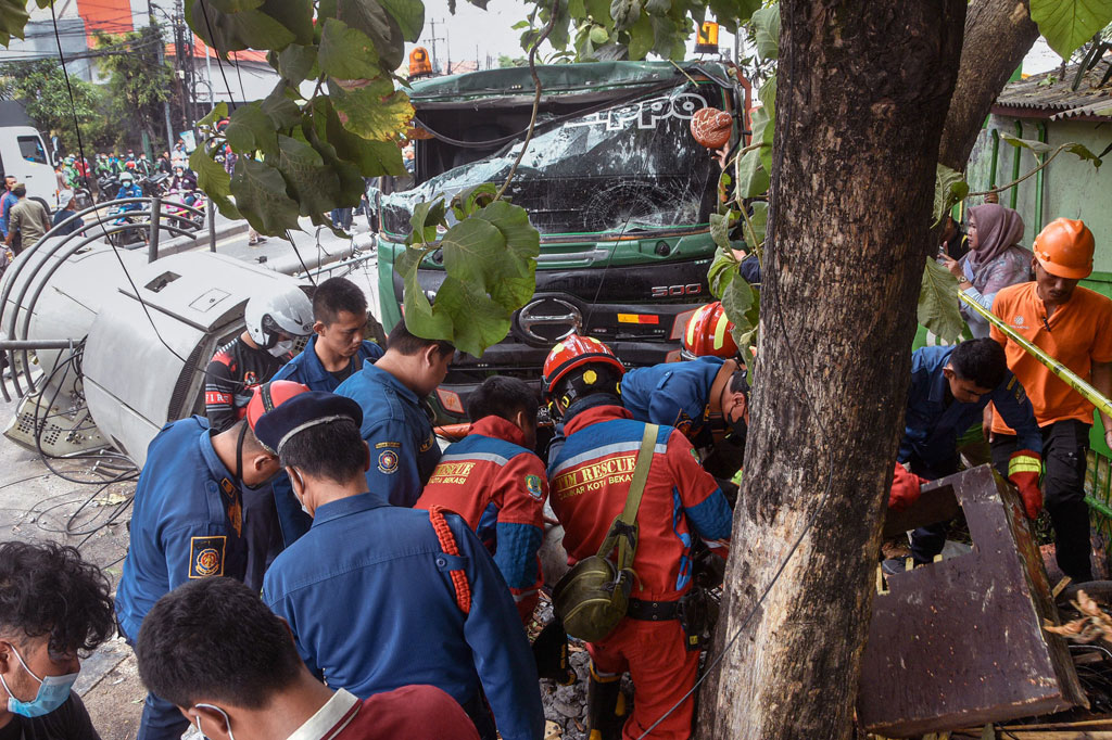 Kecelakaan truk trailer itu terjadi tepat di depan SDN Kota Baru II dan III Bekasi Barat yang mayoritas korban adalah anak-anak yang baru saja keluar dari sekolah dan orang tua yang sedang menjemput anaknya pulang sekolah. 