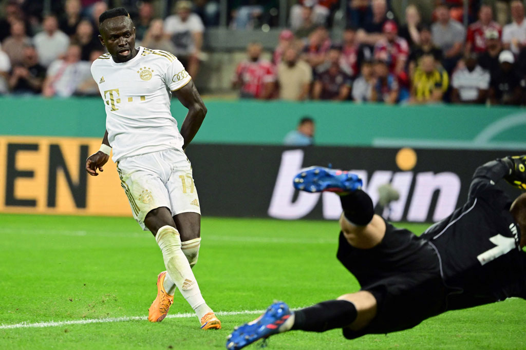 Sadio Mane menjadi salah satu dari lima pencetak gol yang berbeda saat Bayern Munich lolos ke putaran berikutnya Piala Jerman dengan kemenangan tandang 5-0 atas Viktoria Cologne, Kamis, 1 September 2022 dini hari WIB.
