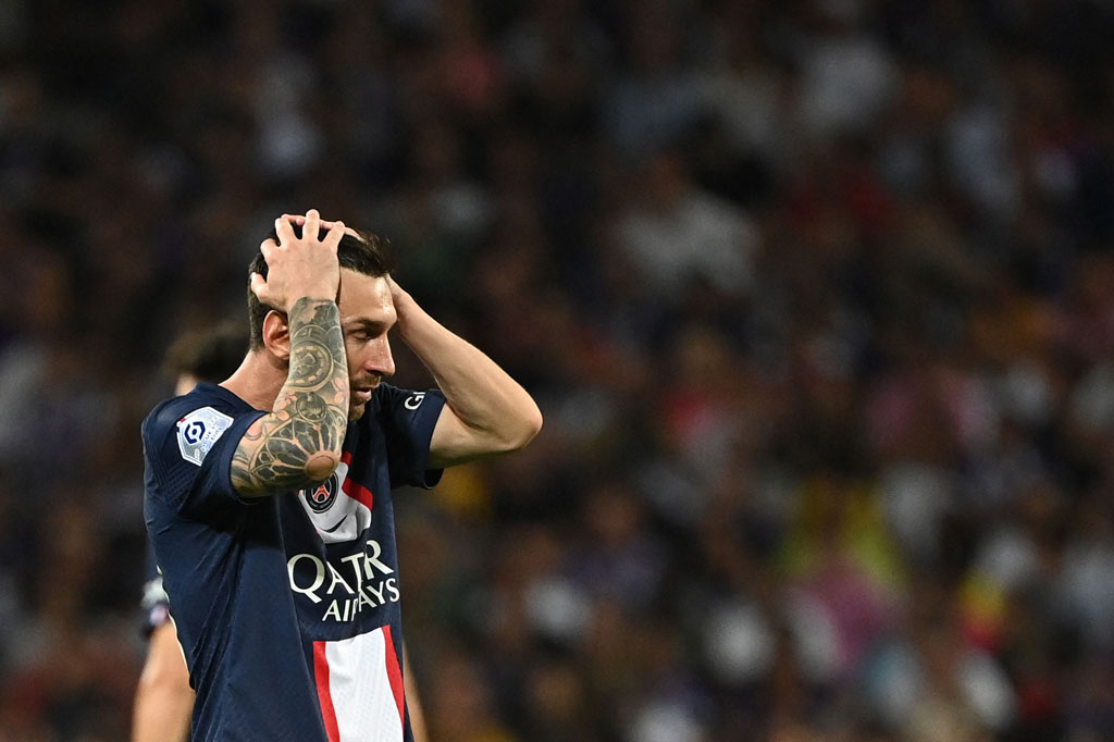 Toulouse sempat membuat PSG frustrasi pada awal pertandingan ketika kiper Maxime Dupe membuat dua penyelamatan gemilang yang mementahkan peluang Kylian Mbappe dan Lionel Messi.