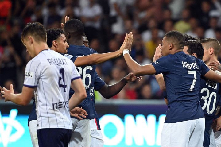 PSG mencetak gol keduanya setelah turun minum saat Messi menerobos masuk area penalti sebelum melepaskan bola untuk Mbappe guna mencetak gol yang melewati kedua kaki kaki Dupe.