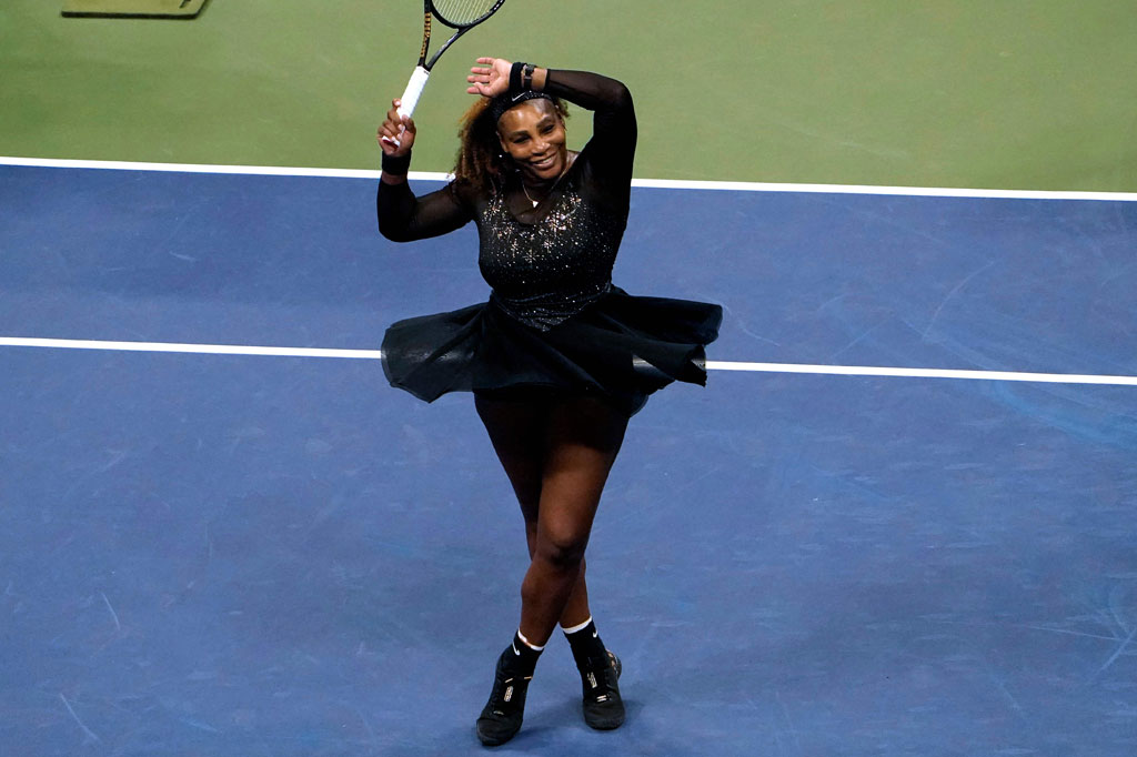 Serena Williams melakukan selebrasi setelah secara dramatis meraih kemenangan atas peringkat dua dunia Anett Kontaveit di US Open, Rabu, 31 Agustus 2022 waktu setempat.