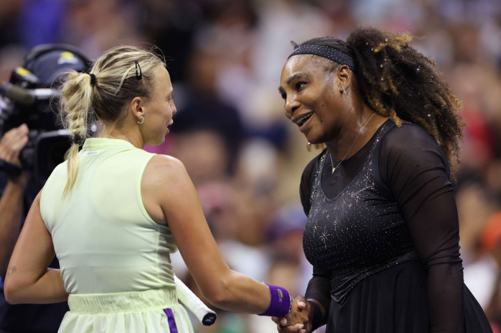 Pemenang 23 kali Grand Slam berusia 40 tahun itu menang 7-6(7/4), 2-6, 6-2 di depan penonton Arthur Ashe Stadium Court untuk mencapai babak ketiga turnamen major yang telah dia menangi enam kali tersebut.