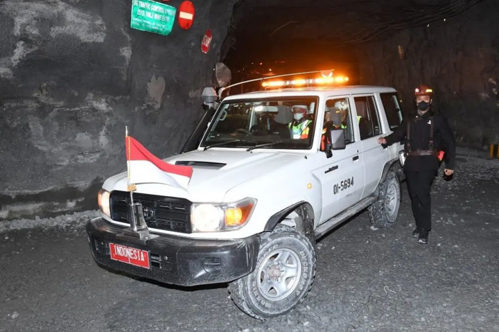 Usai kunjungan singkat itu, Presiden bersama rombongan melanjutkan perjalanan menuju Grasberg Block Cave (GBC) Underground, Kabupaten Mimika untuk melihat langsung pertambangan bawah tanah.
