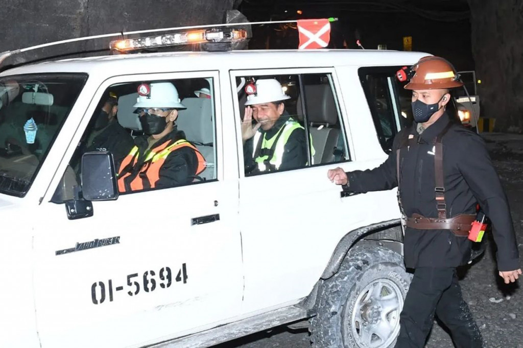 Dalam kunjungan ke Mimika, Jokowi dan Iriama meninjau Tambang Grasberg milik PT Freeport Indonesia (PTFI) di Distrik Tembagapura, Kabupaten Mimika Papua, Kamis, pukul 08.15 WIT. Adapun Jokowi dan Iriana menempuh perjalanan dengan kendaraan roda empat, untuk tiba di Grasberg.