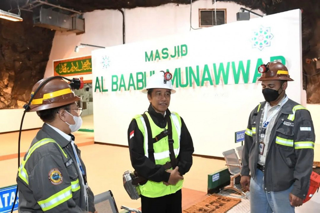 Presiden dan Ibu Iriana mengagumi rumah ibadah yang bukan saja unik namun mencerminkan sebuah toleransi yang sangat tinggi. 