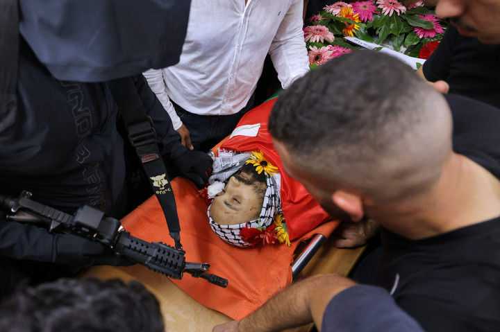 Korban lainnya yakni seorang pria berusia 26 tahun dari kamp pengungsi Qlandia dekat Yerusalem ditembak di jantung. 