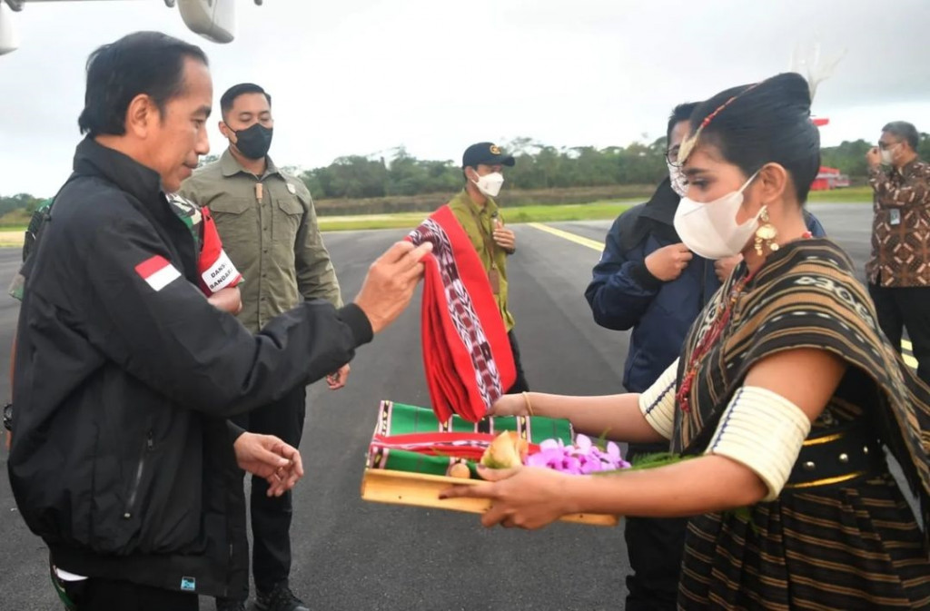 Foto: Jokowi Lanjutkan Kunjungan Kerja ke Kepulauan Tanimbar
