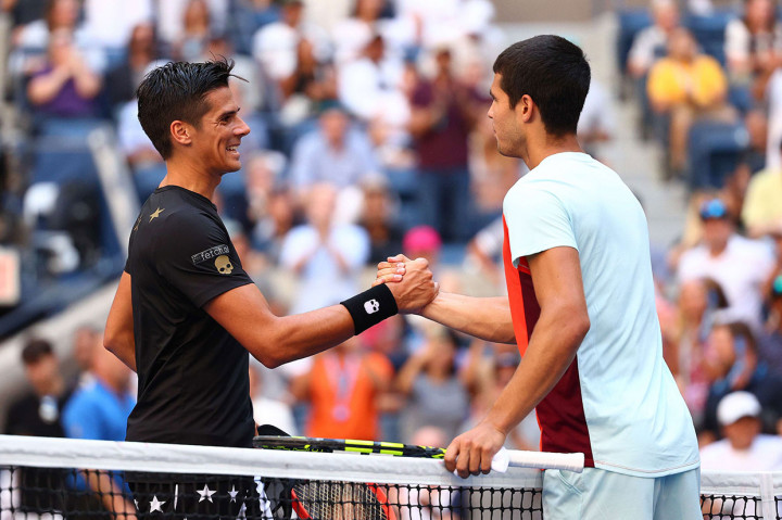Petenis peringkat empat dunia Alcaraz, perempat finalis pada 2021, menang atas Federico Coria dengan skor 6-2 6-1 7-5 dengan dukungan 46 winner.