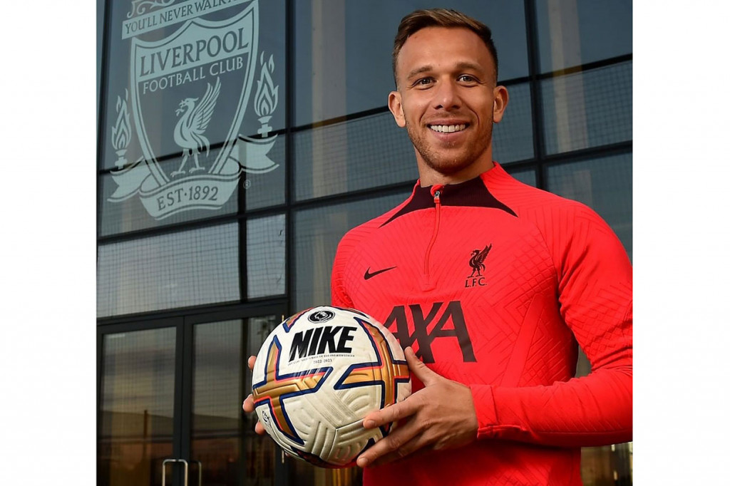 Juventus dalam pengumuman terpisah menyatakan bahwa kesepakatan peminjaman Arthur disertai opsi bagi Liverpool untuk mempermanenkan gelandang asal Brasil itu dengan harga 37,5 juta euro yang bisa dibayarkan selama dua tahun apabila diaktivasi.