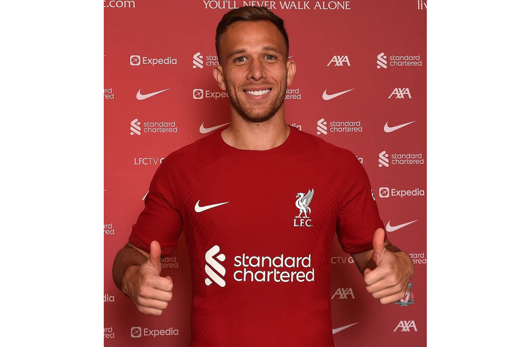 Langkah Liverpool merekrut Arthur sebelum penutupan jendela transfer musim panas 2022-23, menjadi upaya mereenanggulangi krisis di sektor gelandang. Mereka telah kehilangan beberapa pemain karena cedera, di antaranya Jordan Henerson, Thiago Alcantara, Fabinho, Naby Keita, dan Alex Oxlade-Chamberlain.