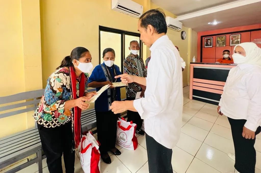 Presiden Joko Widodo kembali menyerahkan Bantuan Langsung Tunai (BLT) Bahan Bakar Minyak (BBM) kepada keluarga penerima manfaat, Jumat, 2 September 2022. Kali ini bantuan diberikan kepada KPM di Saumlaki, Kabupaten Kepulauan Tanimbar, Provinsi Maluku.