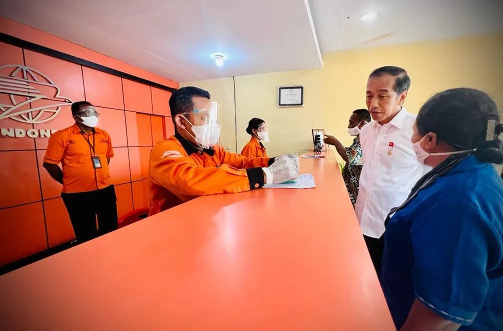 Presiden berharap bantuan tersebut dapat menjaga daya beli masyarakat di tengah lonjakan harga komoditas global saat ini.