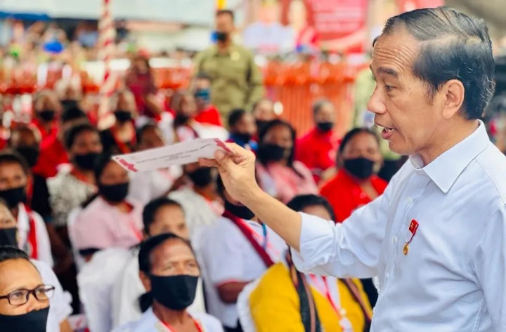 BLT BBM merupakan bantuan langsung tunai dari Pemerintah kepada masyarakat penerima manfaat senilai Rp150 ribu per orang untuk empat bulan. BLT tersebut dibayarkan sebesar Rp300 ribu sebanyak dua kali melalui berbagai saluran Kantor Pos Indonesia.