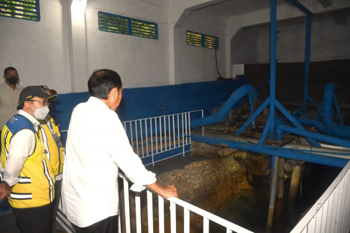 Presiden Joko Widodo meninjau Sistem Penyediaan Air Minum (SPAM) Weymomolin, Tanimbar selatan, Kabupaten Kepulauan Tanimbar, Provinsi Maluku, Jumat, 2 September 2022.