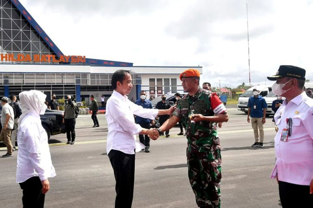 Presiden bersama Ibu Negara Iriana Jokowi dan rombongan terbang dari Bandara Mathilda Batlayeri menuju Bandara Internasional Pattimura, Ambon, untuk melanjutkan perjalanan ke Provinsi Lampung menumpangi Pesawat Kepresidenan Indonesia-1.