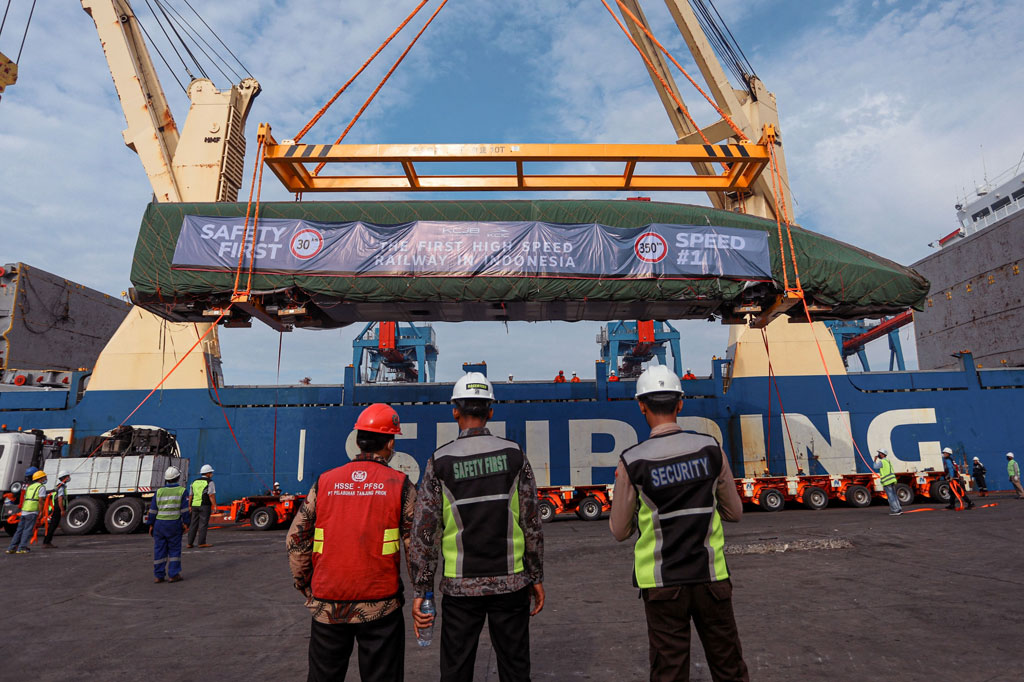 Pekerja dibantu alat berat menurunkan lokomotif kereta api cepat dari sebuah kapal kargo di Pelabuhan Tanjung Priok, Jakarta, Jumat, 2 September 2022.