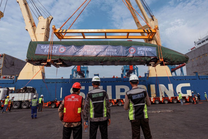 Pekerja dibantu alat berat menurunkan lokomotif kereta api cepat dari sebuah kapal kargo di Pelabuhan Tanjung Priok, Jakarta, Jumat, 2 September 2022.