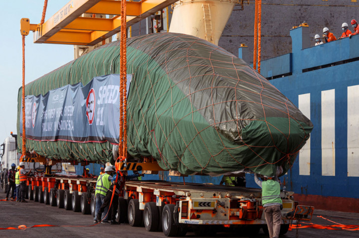 PT KCIC menyebutkan dua trainset atau rangkaian kereta api cepat telah tiba di Tanjung Priok, terdiri atas satu rangkaian kereta inspeksi dan satu rangkaian kereta api cepat KCIC400AF untuk penumpang. Rangkaian selanjutnya akan dibawa ke KCIC Tegalluar, Bandung, Jawa Barat. 