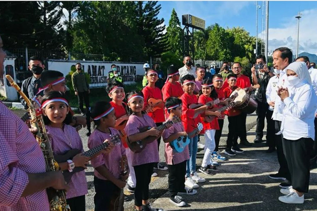 Presiden Joko Widodo (Jokowi) dan Ibu Iriana Jokowi menikmati suguhan musik ukulele dari Moluccan Ukulele saat transit di Bandar Udara Internasional Pattimura, Kota Ambon, Provinsi Maluku pada Jumat, 2 September 2022.