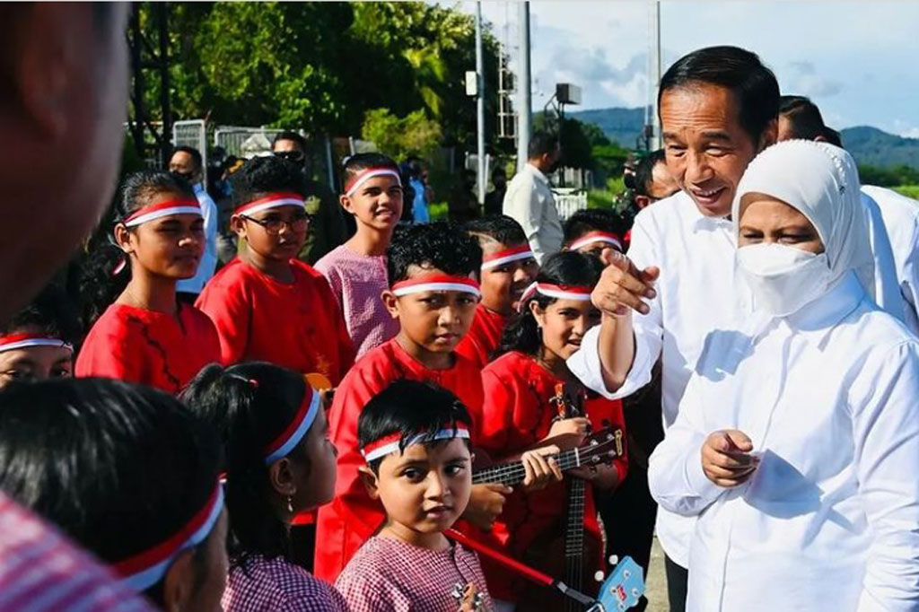 Musik ukulele tersebut disuguhkan saat rombongan Presiden Jokowi akan berganti pesawat dari Pesawat Khusus RJ-85 ke Pesawat Kepresidenan Indonesia-1. Presiden Jokowi dan Ibu Iriana lalu berjalan menuju kelompok anak-anak Moluccan Ukulele.