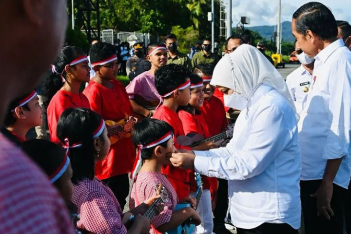 Kelompok tersebut sedang memainkan lagu Indonesia Pusaka. Setelah itu, anak-anak pun memainkan lagu yang lebih ceria yaitu Cinta Luar Biasa milik penyanyi Andmesh Kamaleng.